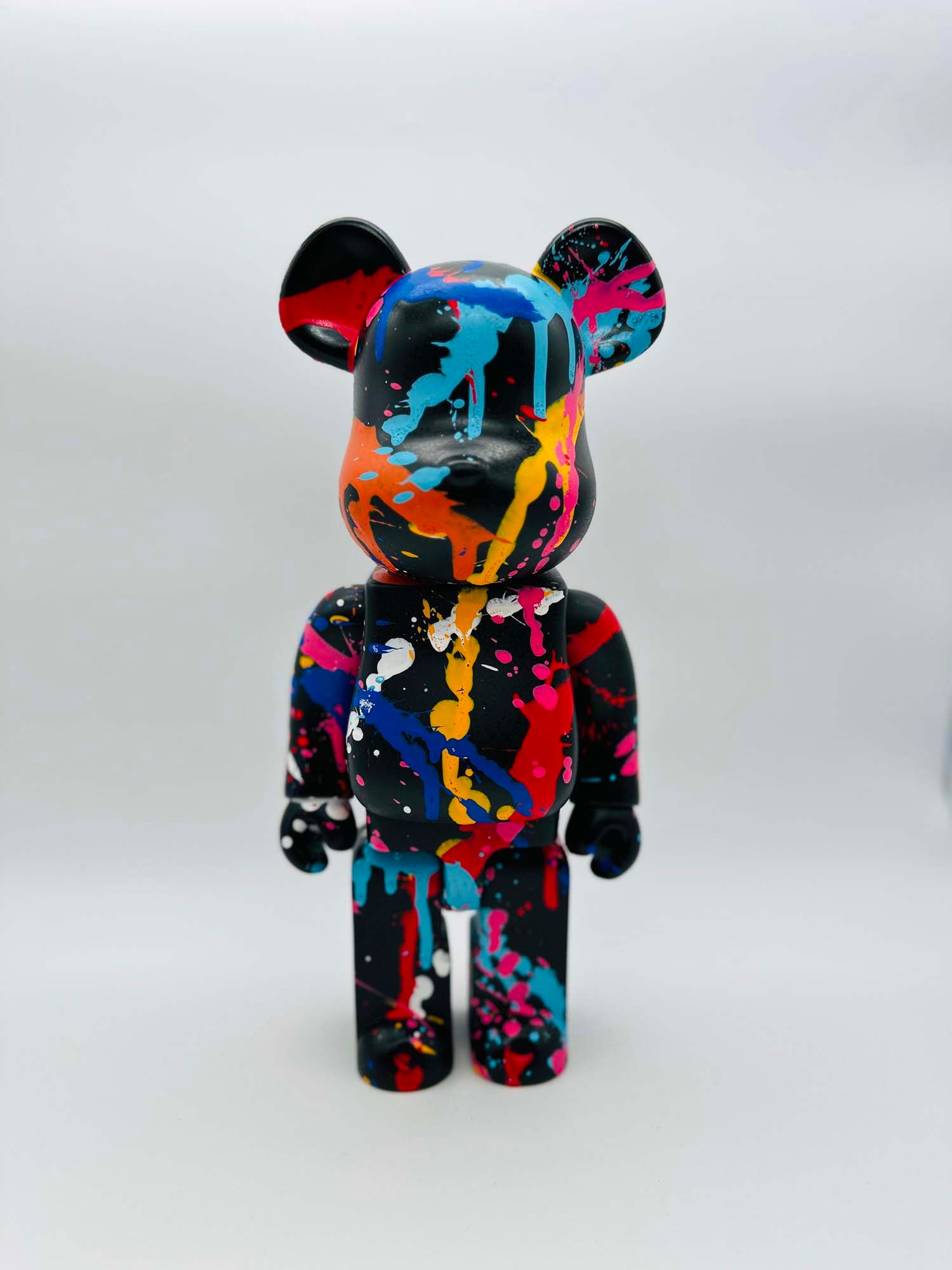 "La Pointe" Sculpture Street Art Bear Multicolore sur Fond Noir - Pièce Unique 1/1 - Fabulartz.fr