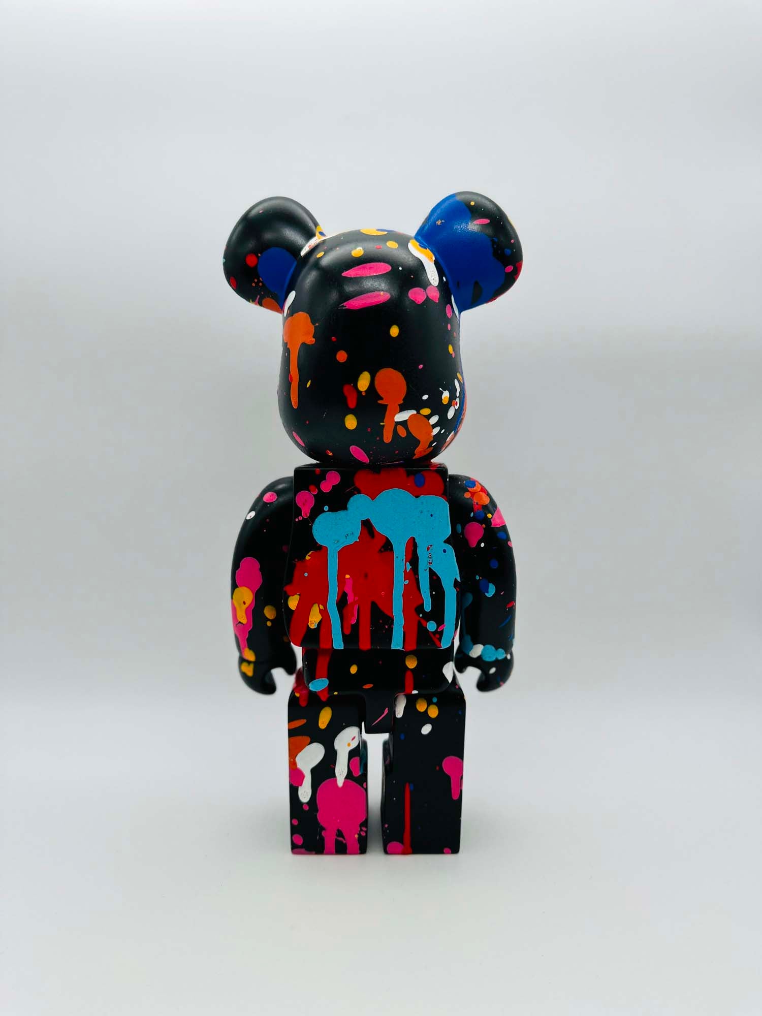 "La Pointe" Sculpture Street Art Bear Multicolore sur Fond Noir - Pièce Unique 1/1 - Fabulartz.fr