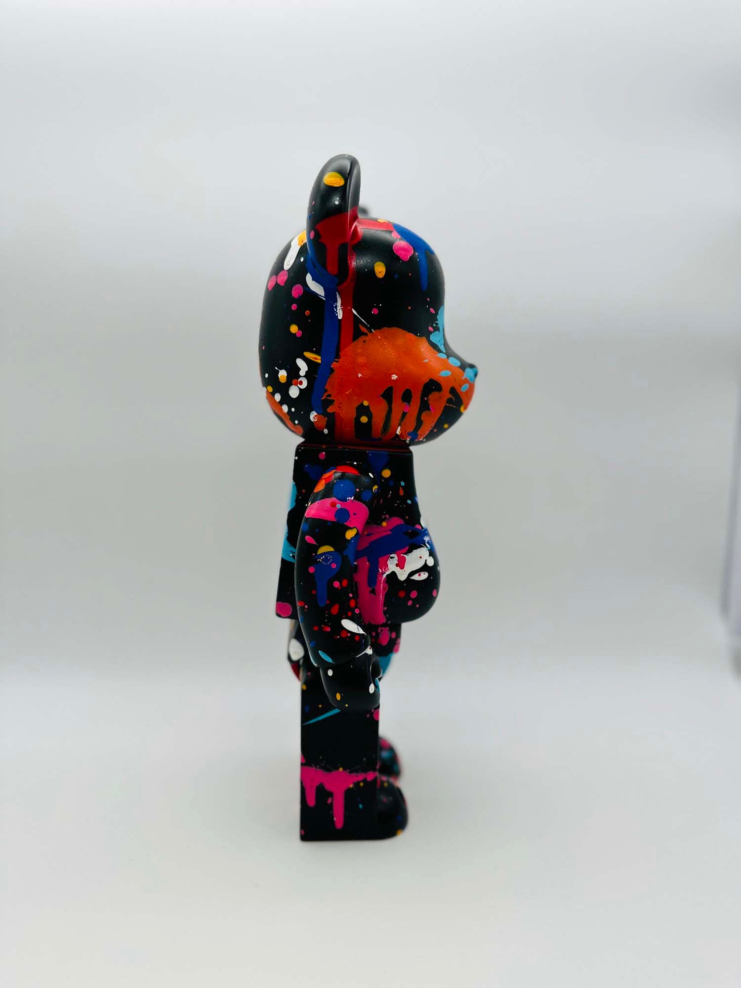 "La Pointe" Sculpture Street Art Bear Multicolore sur Fond Noir - Pièce Unique 1/1 - Fabulartz.fr