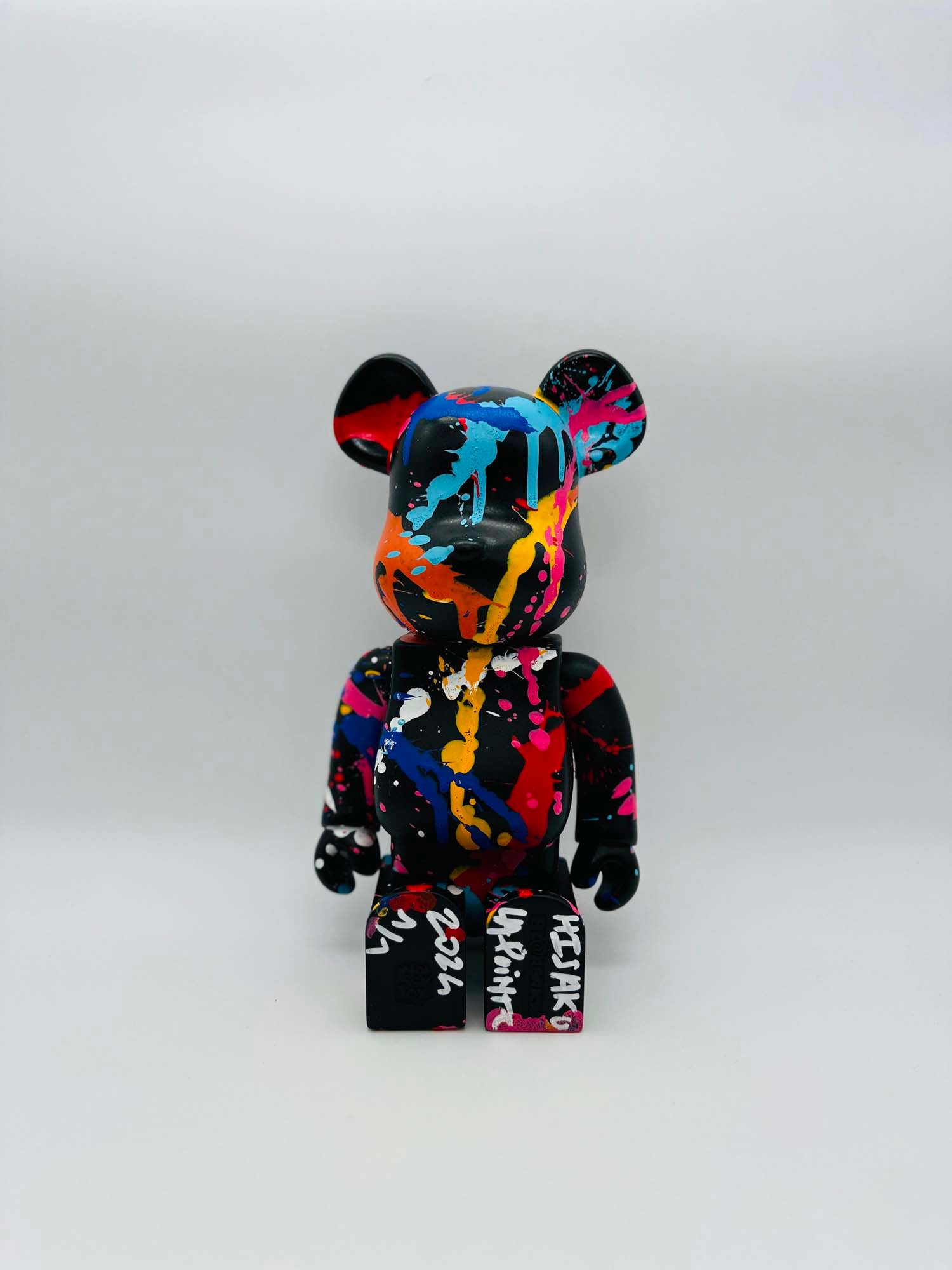 "La Pointe" Sculpture Street Art Bear Multicolore sur Fond Noir - Pièce Unique 1/1 - Fabulartz.fr