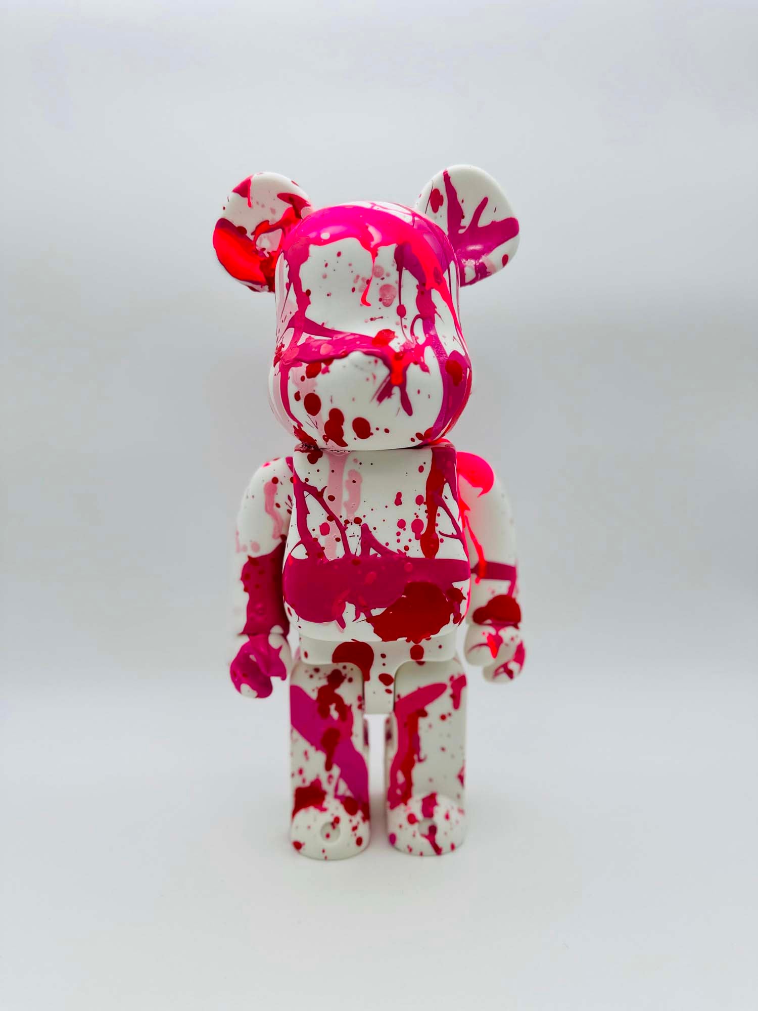 "La Pointe" Sculpture Street Bear Art Blanc et Rose - Pièce Unique 1/1 - Fabulartz.fr