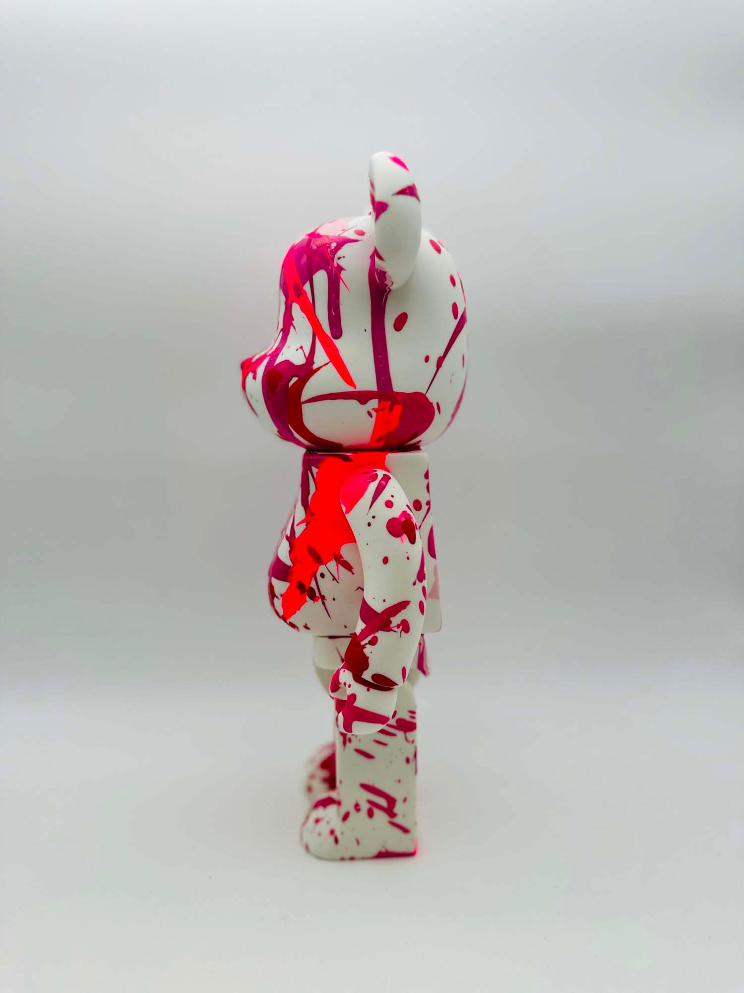 "La Pointe" Sculpture Street Bear Art Blanc et Rose - Pièce Unique 1/1 - Fabulartz.fr