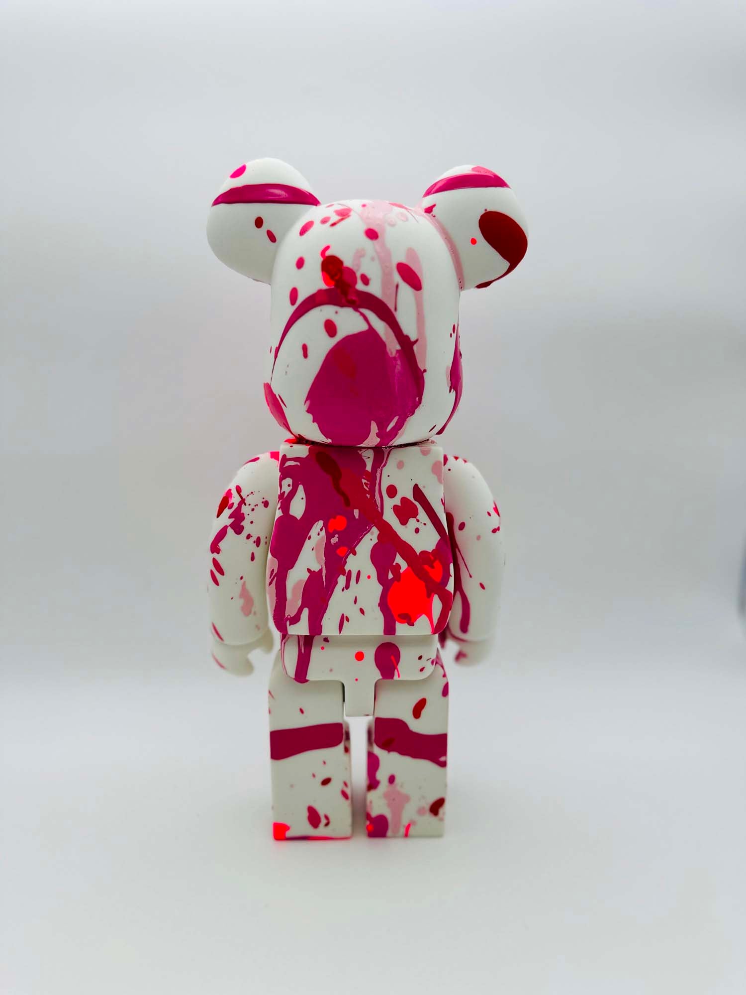 "La Pointe" Sculpture Street Bear Art Blanc et Rose - Pièce Unique 1/1 - Fabulartz.fr