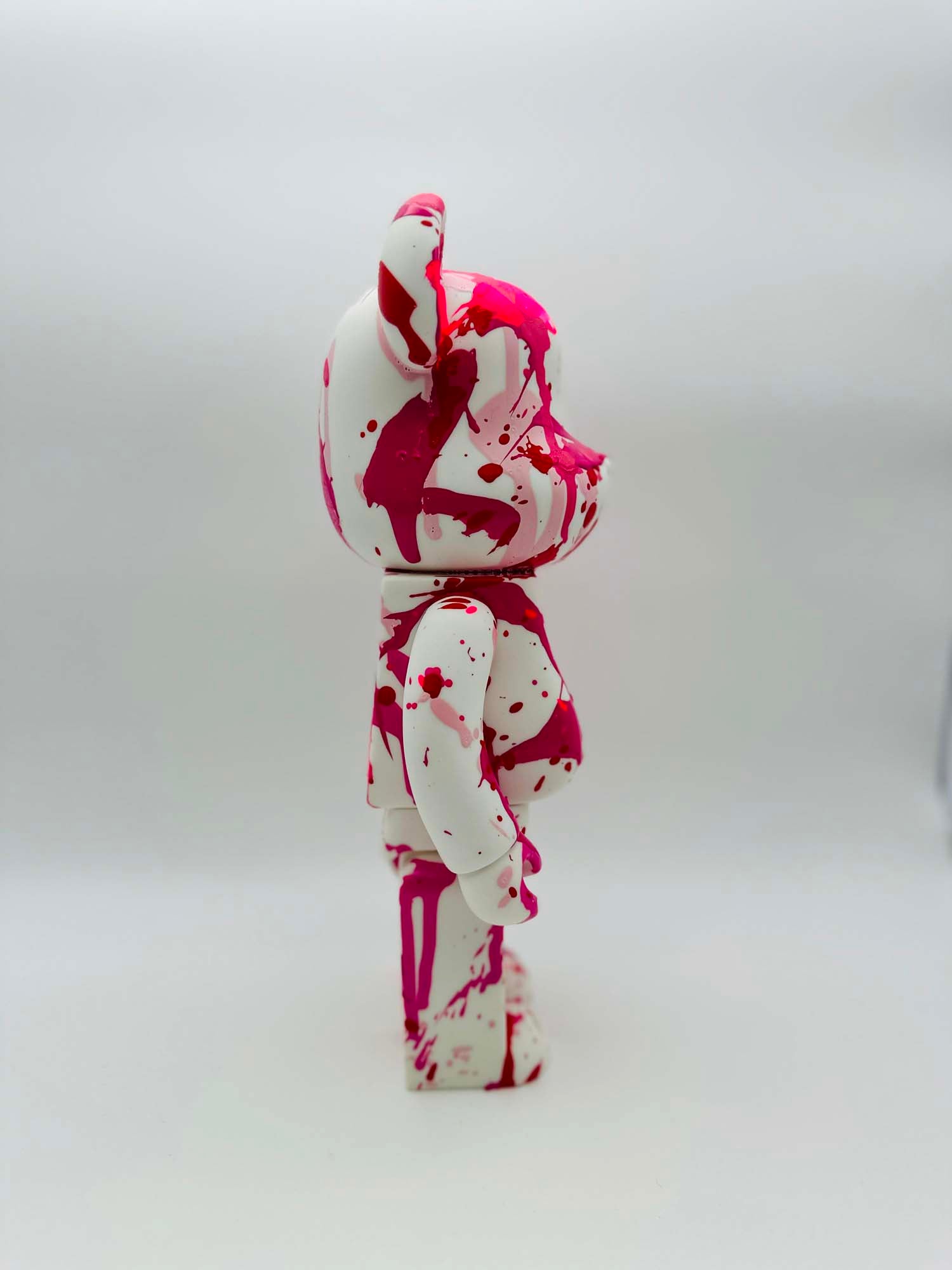 "La Pointe" Sculpture Street Bear Art Blanc et Rose - Pièce Unique 1/1 - Fabulartz.fr