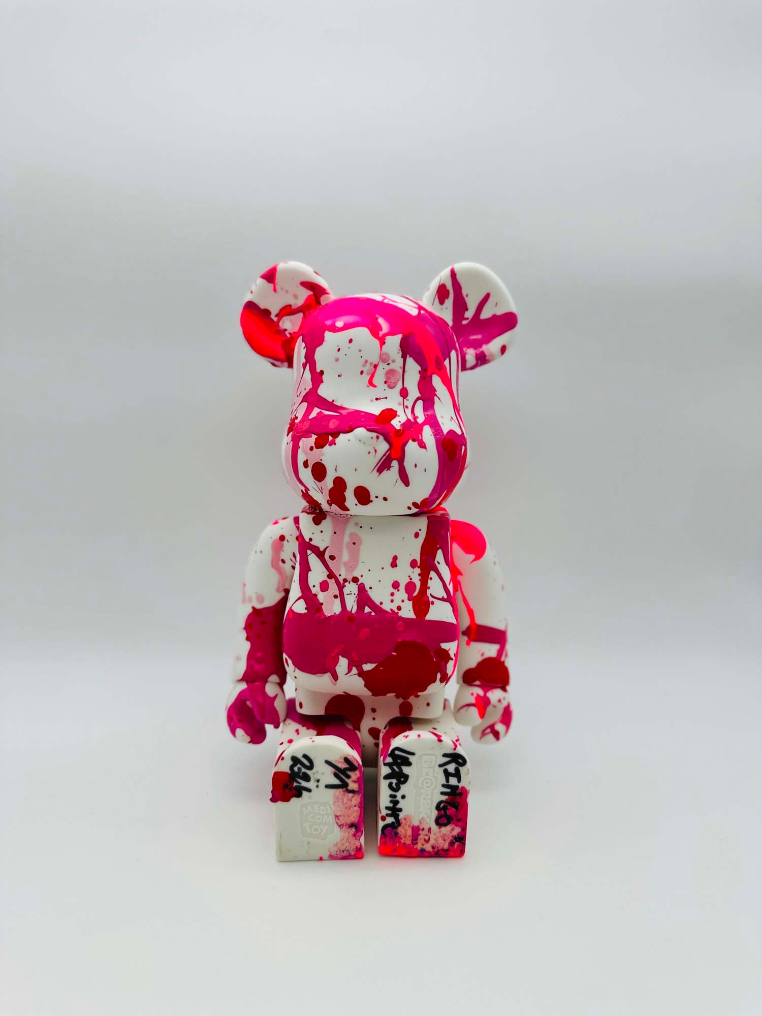 "La Pointe" Sculpture Street Bear Art Blanc et Rose - Pièce Unique 1/1 - Fabulartz.fr