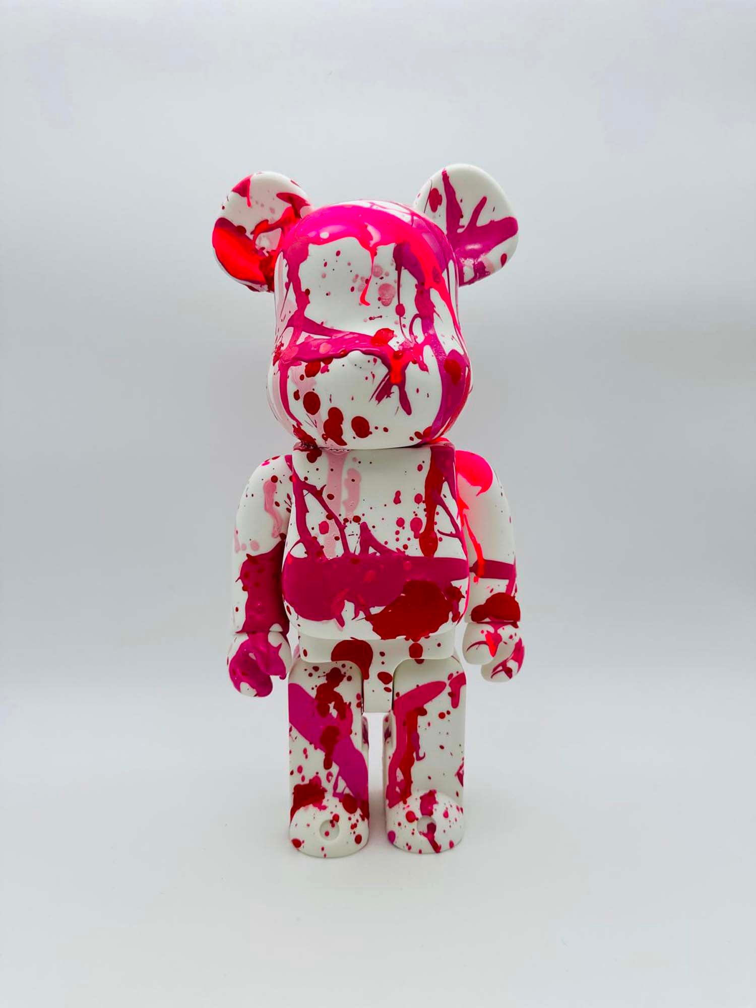 "La Pointe" Sculpture Street Bear Art Blanc et Rose - Pièce Unique 1/1 - Fabulartz.fr