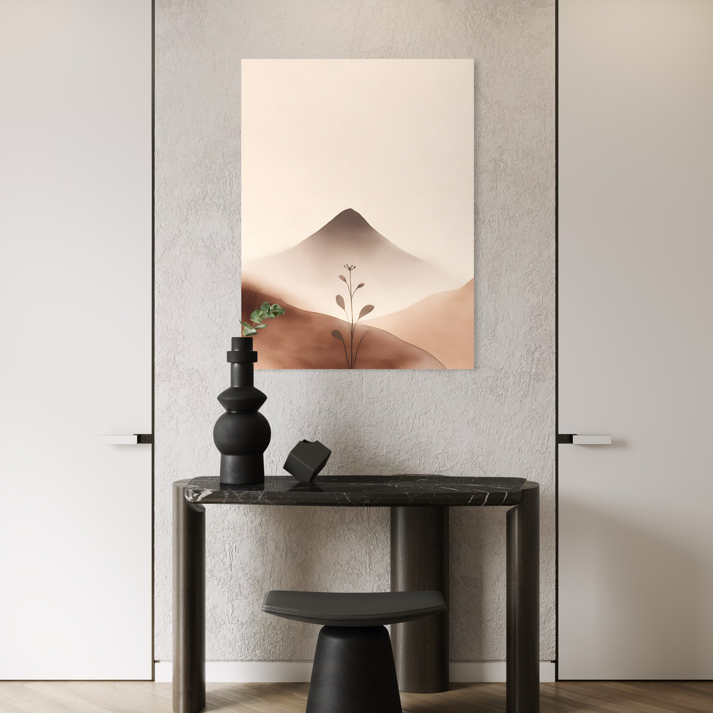 Tableau Japandi représentant une montagne brumeuse minimaliste dans des tons beige et brun avec une plante délicate au premier plan