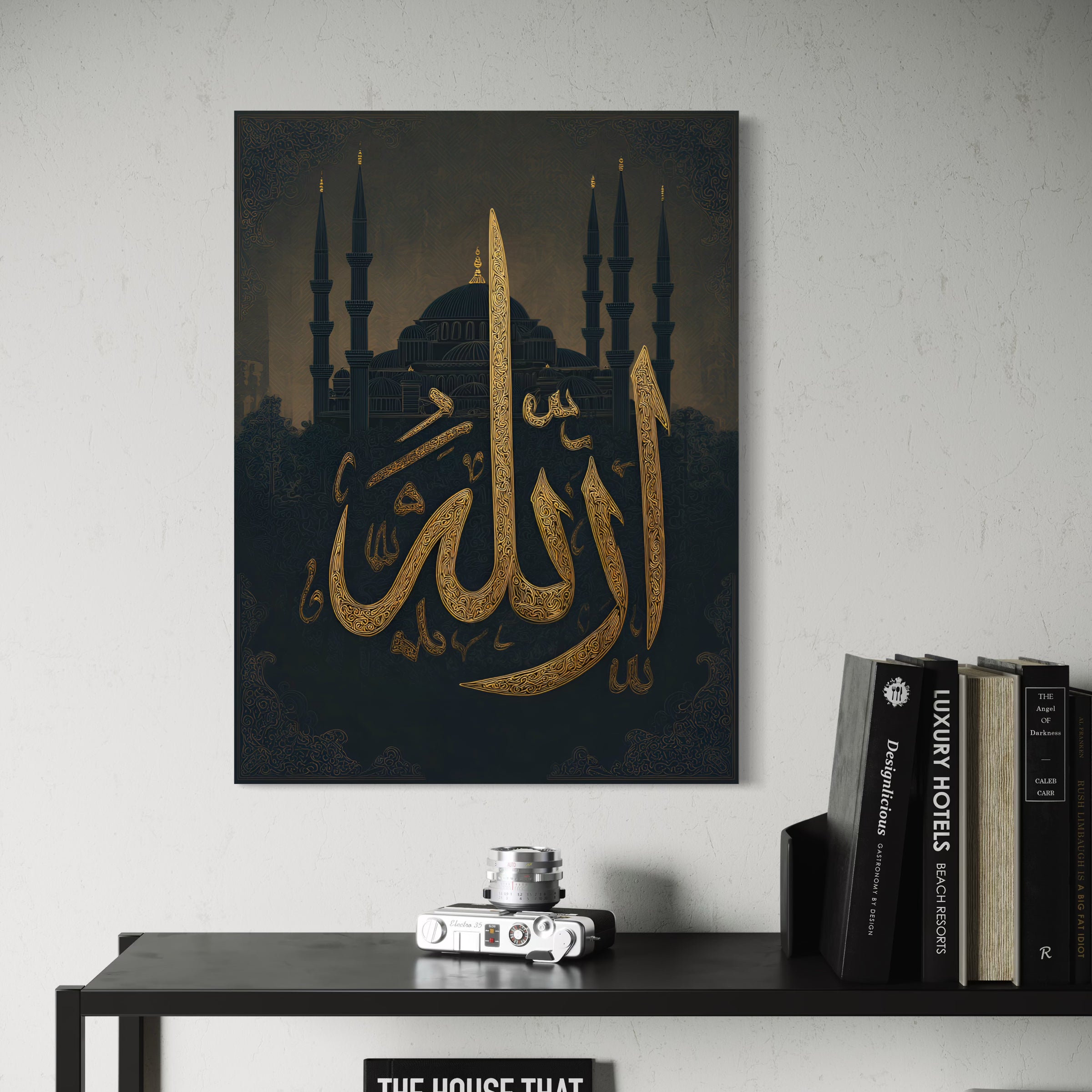 Tableau Calligraphie « Allah » — Dorure sur Bleu Nuit, Mosquée en Arrière-Plan | Art Islamique